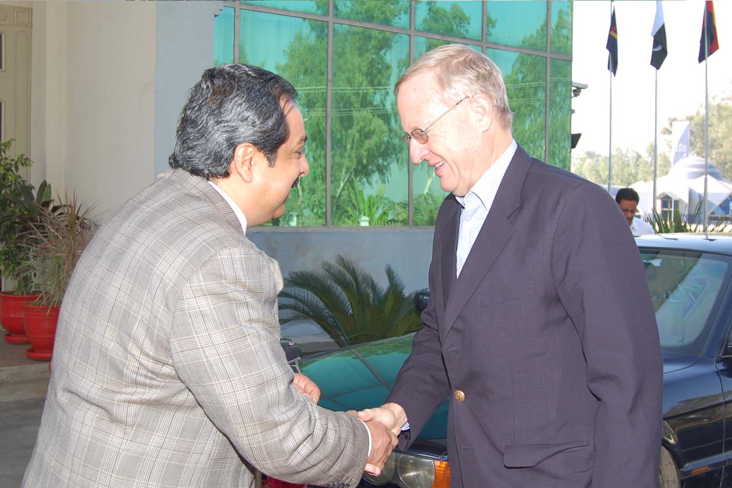 German Ambassador Dr. Gunter Mulack greets CEO Shahid Raza upon his arrival to Madrigal [30-10-2007]